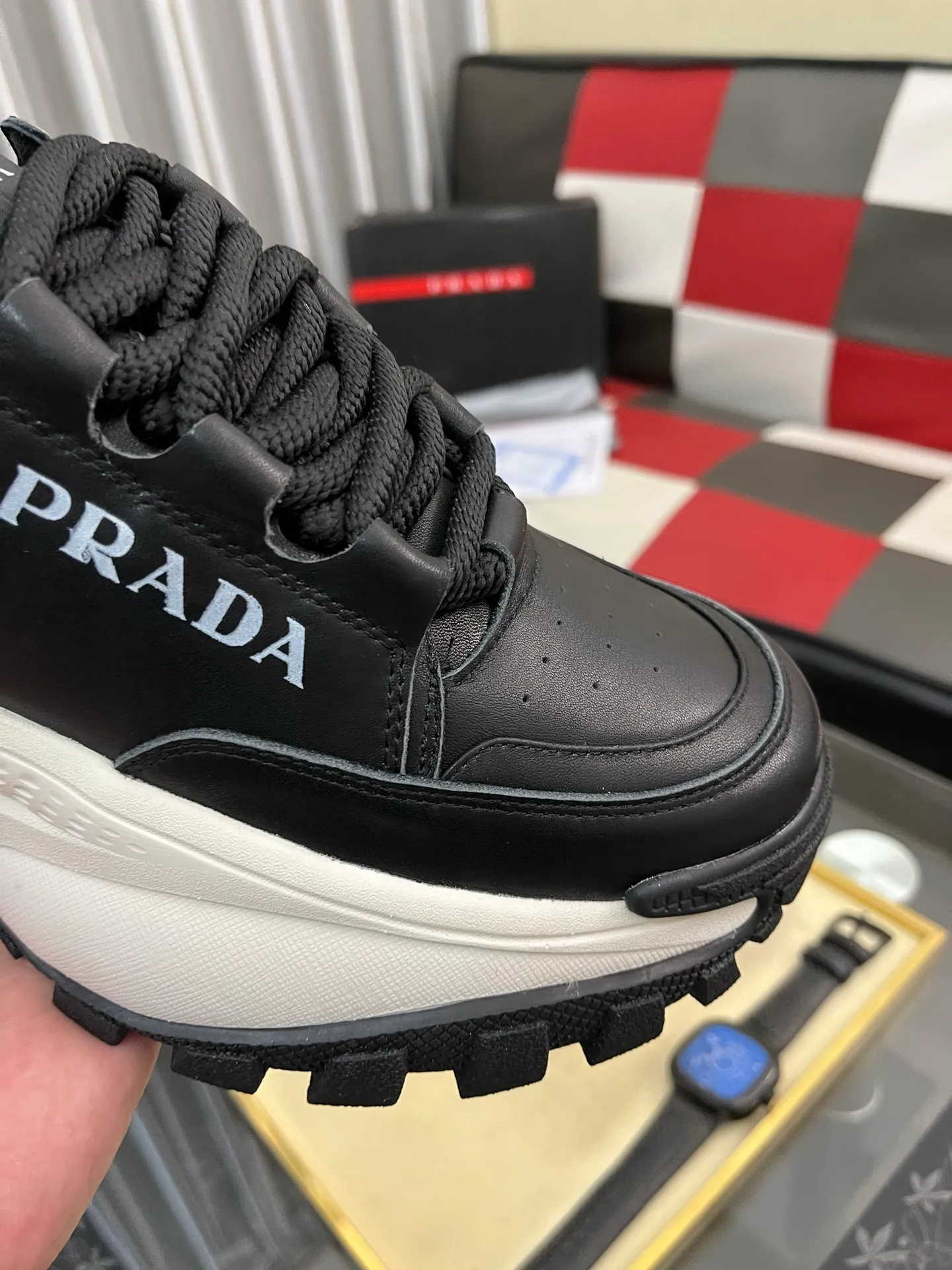Men's shoes 💰: 800⌚️⌚️🔝High version The new PRADA (Prada) counters are launched simultaneously. The new men's shoes and 😘fabric are selected from first-layer cowhide and are made by pure handicrafts. Lining: Full cowhide lining. 👍🏿 High-end ☄️ air-cushion molded anti-slip rubber outsole, exquisite lines, simple and elegant, comfortable and high-end for leisure travel. Code number: 38 to 443️⃣Colors available